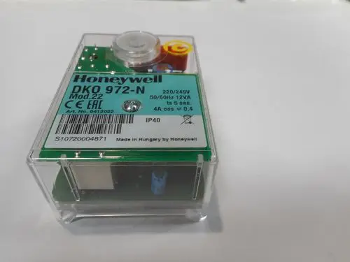 Steuergerät in transparenter Kunststoffhülle mit grüner Platine und verschiedenen Komponenten, hergestellt von Honeywell, zur Anwendung in Heizsystemen.